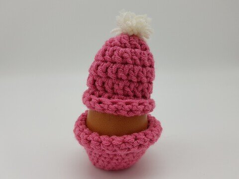 Winterlicher Eierbecher mit Mütze Häkelanleitung