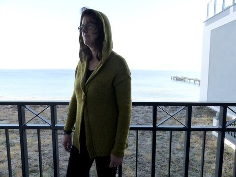 Senfgelbe Strickjacke mit Kapuze, E-Book  