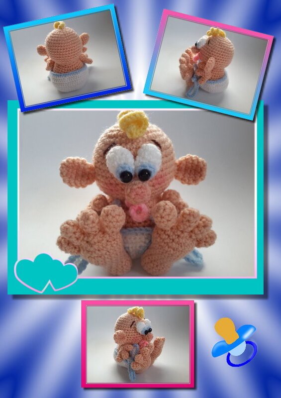 Collage mit vier Fotos einer gehäkelten Amigurumi-Baby-Puppe mit Schnuller und Windel auf blauem Hintergrund.