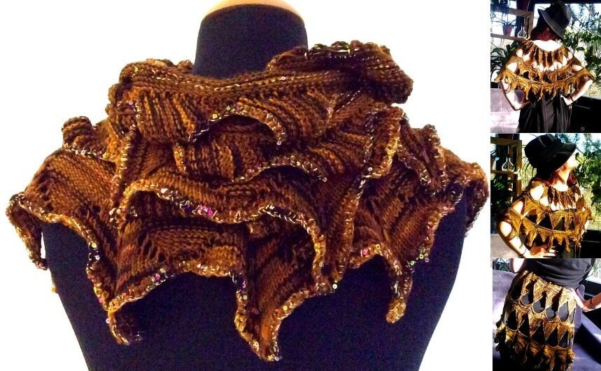 Gestrickter rüschiger Loop in Braun-Gold mit Pailletten auf schwarzer Schaufensterpuppe