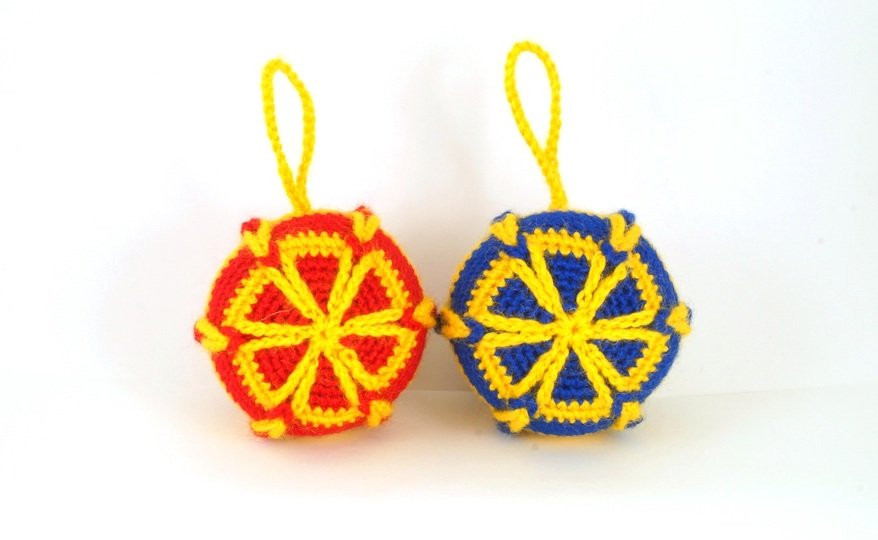 kleine Christbaumkugel "Nelke" (ca. 6 cm) - Häkelanleitung