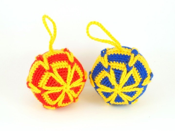 kleine Christbaumkugel "Nelke" (ca. 6 cm) - Häkelanleitung