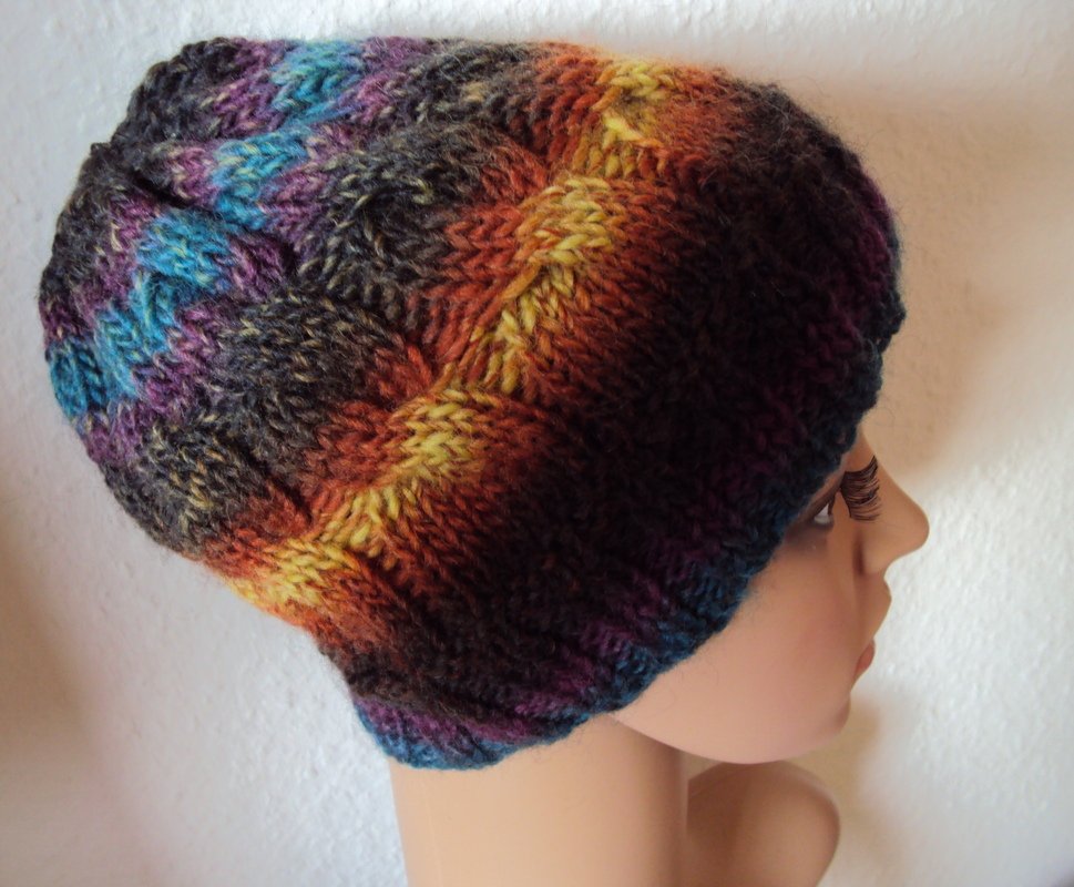 Mütze im Farbverlauf mit Zöpfen