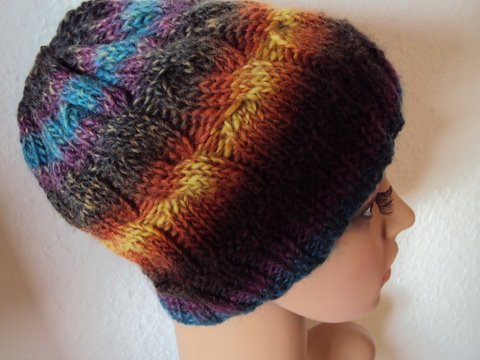 Mütze im Farbverlauf mit Zöpfen