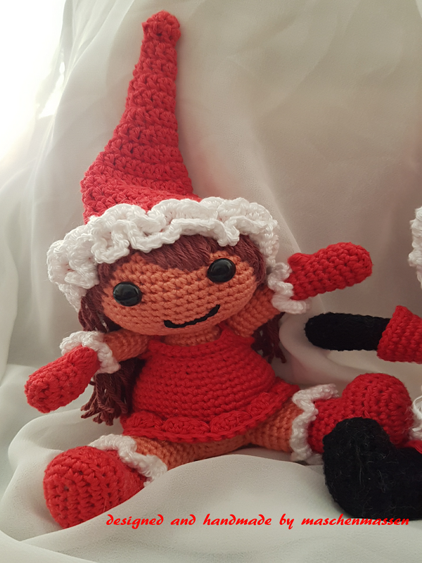 Gehäkelte Amigurumi-Puppe in rotem Weihnachtskleid mit Zipfelmütze und weißer Borte