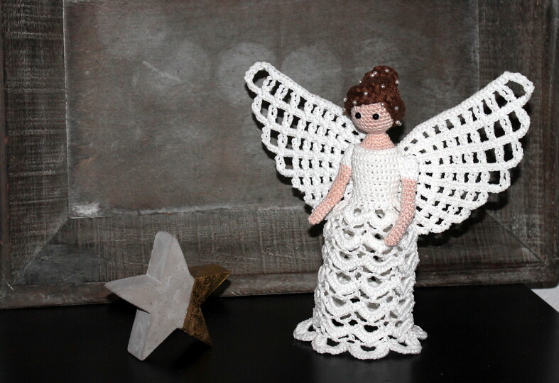 Crochet an Angel – a Christmas Angel with a Star and Lace Dress (EN & DE)