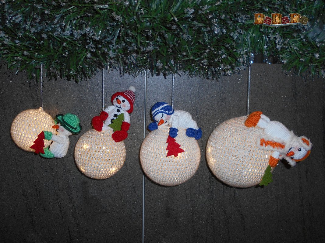 4 Schneemänner, beleuchtete Dekoration oder Adventskranz - gehäkelt von Dadade