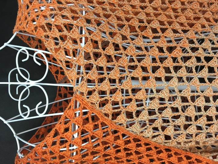 Poncho "Musterglück" aus 1 Bobbel gehäkelt