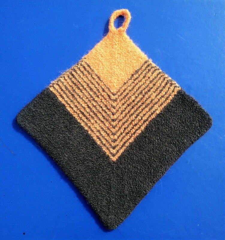 Gefilzter quadratischer Topflappen in Orange und Schwarz mit V‑Streifen und Schlaufe