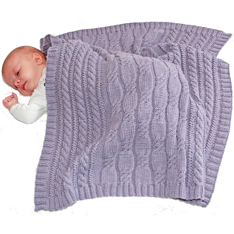 Strickanleitung Babydecke Feenland mit Zopfmuster in der Größe 60x70 cm
