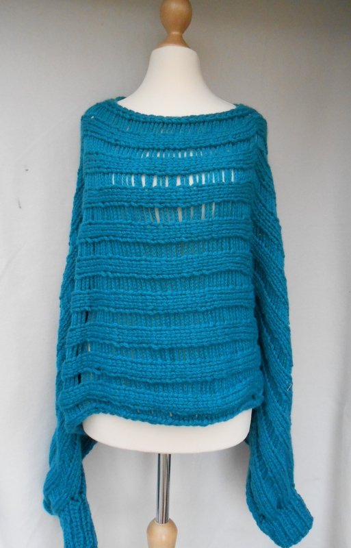Poncho mit Ärmeln und Fallmaschen -  gestrickt aus Kollektion Wolke Hegenbarth