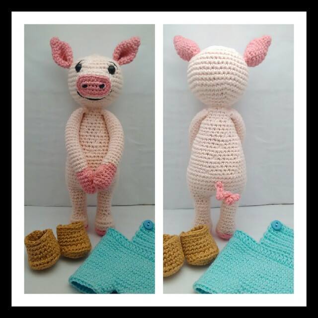 Rosa gehäkeltes Amigurumi‑Schwein (Vorder‑ und Rückansicht) mit gelben Stiefelchen und türkisem Kleidungsstück