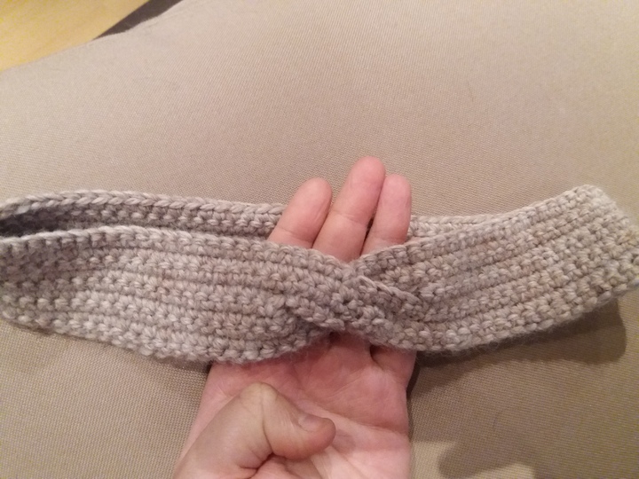 Stirnband in Knoten-Optik häkeln