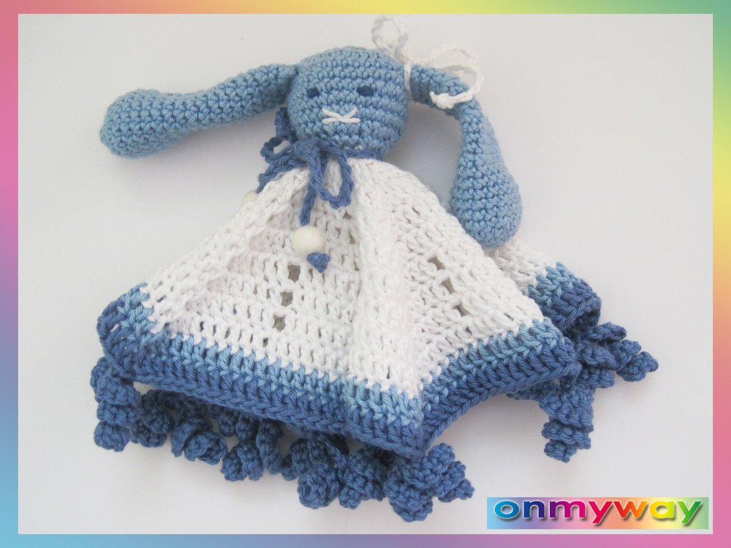 Gehäkeltes Hasen‑Schmusetuch blau‑weiß mit Rüschenrand