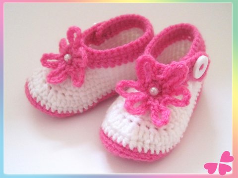 Häkelanleitung: Babyschuhe mit pinker Häkelblume (0 - 12 Monate)