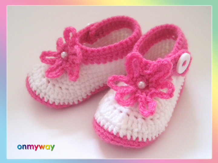 Häkelanleitung: Babyschuhe mit pinker Häkelblume (0 - 12 Monate)