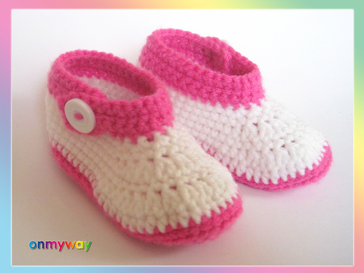 Häkelanleitung: Babyschuhe mit pinker Häkelblume (0 - 12 Monate)