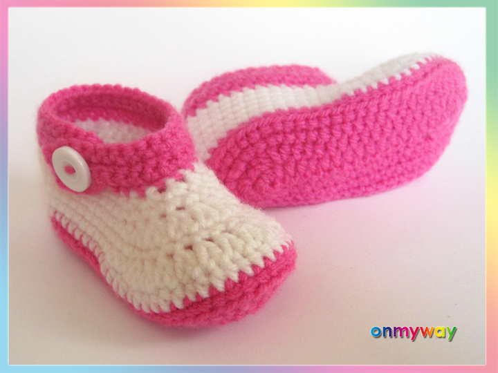 Häkelanleitung: Babyschuhe mit pinker Häkelblume (0 - 12 Monate)