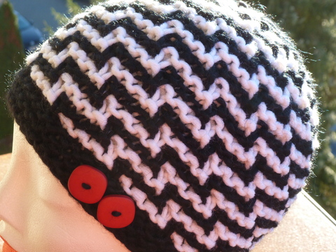 schwarz-weiße Mütze mit Treppenmuster
