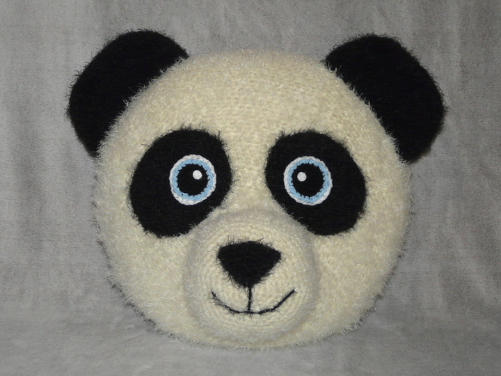Häkelanleitung flauschiges Panda Kissen