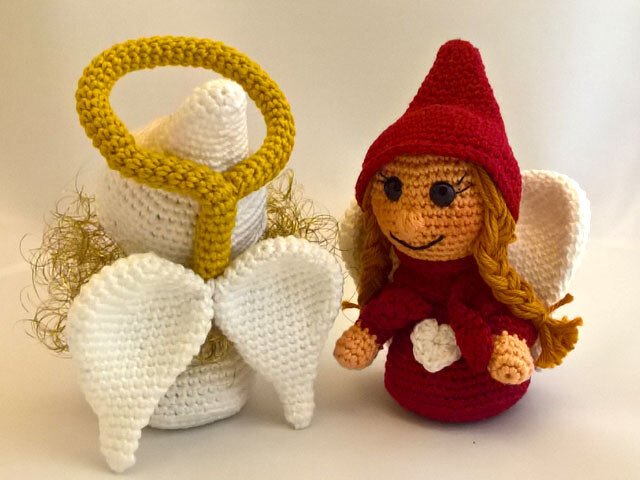 Zwei gehäkelte Engel-Amigurumi: links weiß mit gelbem Heiligenschein und Flügeln (Rückansicht), rechts rot mit Mütze, Zöpfen und Flügeln (Vorderansicht).