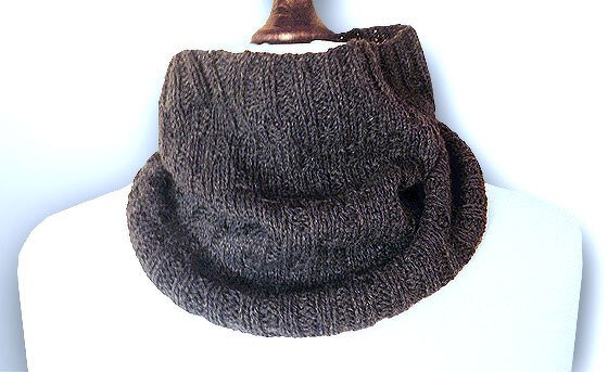 Dunkelgrauer gestrickter Loop-Schal mit Rippenmuster auf Schaufensterpuppe
