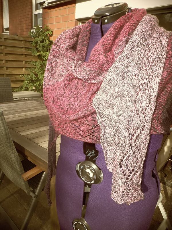 Gestricktes Tuch in Pink und Grau mit Lochmuster auf violetter Schneiderpuppe