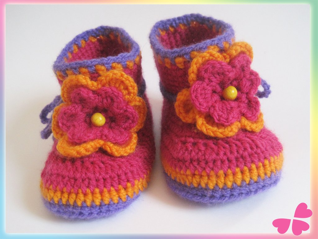 Gehäkelte Baby-Booties in Pink, Orange und Lila mit Blumenapplikation