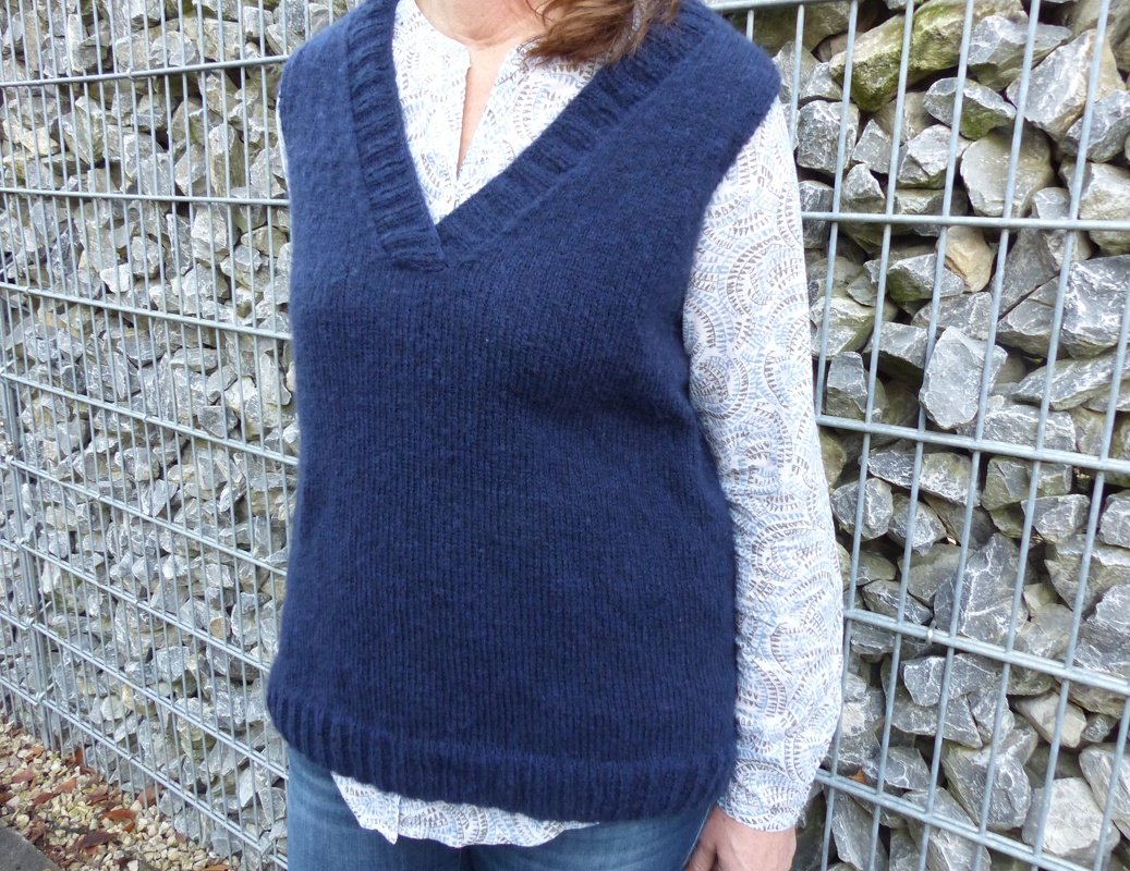Blauer Pullunder mit V-Ausschnitt, e-BOOK