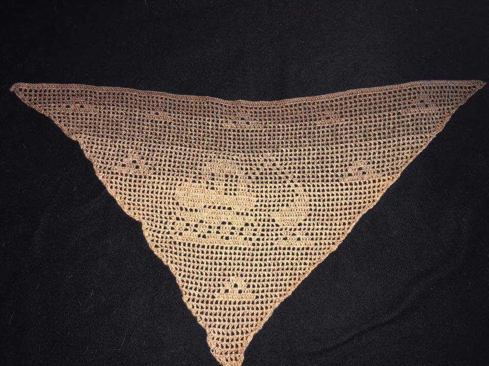 Zartes hellbeiges Häkel‑Dreieckstuch mit Herz‑Filetmuster auf dunklem Hintergrund
