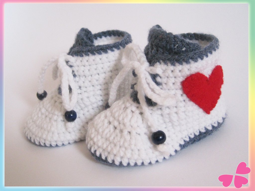 Gehäkelte weiße Babyschuhe mit graublauer Kante, Schnürung und rotem Herz