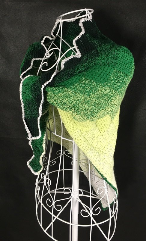 Dreieckstuch gehäkelt mit diagonalem Stichmuster, Farbverlauf und weißer Randkante