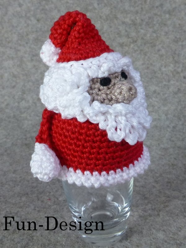 Gehäkelter roter Nikolaus-Eierwärmer mit weißem Bart auf einem Glas