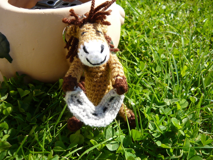 Häkelanleitung Pferd mit Hufeisen Glücksbringer Schlüsselanhänger / Geschenkanhänger