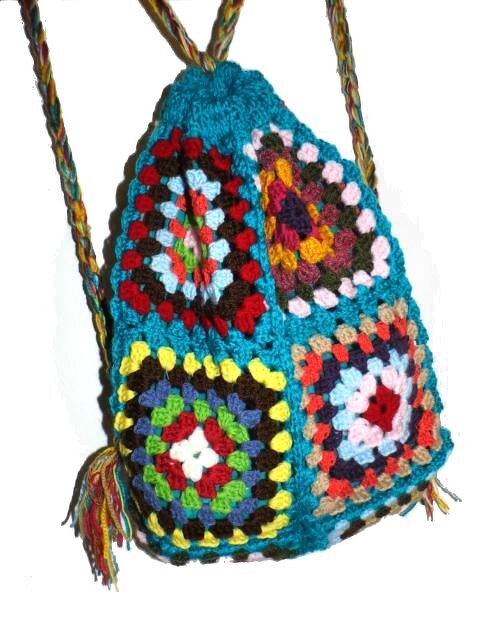 Boho-Rucksack aus farbigen Granny-Squares mit Kordelzug und Quasten
