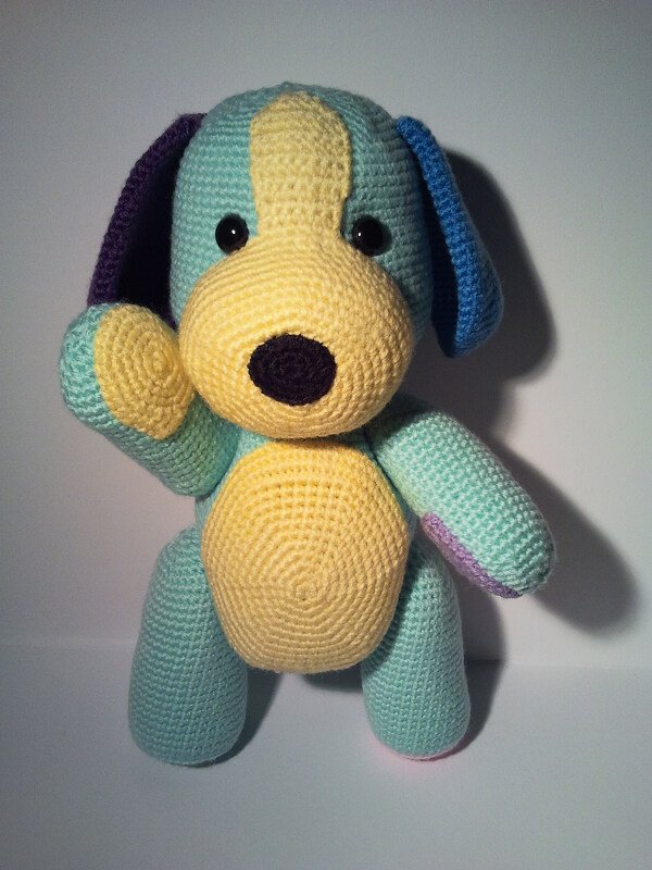 gehäkelter Amigurumi Hund türkis gelb mit schwarzen Augen