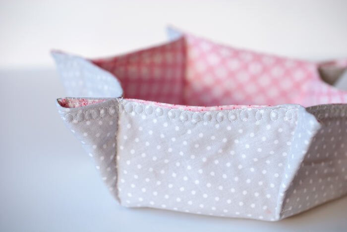 Beiges Stoffkörbchen mit weißen Punkten und rosa gemustertem Innenfutter, Nahaufnahme