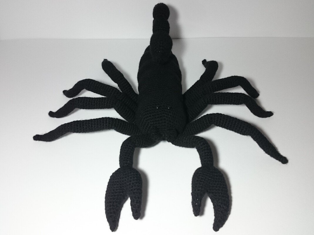 Schwarz gehäkelter Skorpion Amigurumi mit acht Beinen, Scheren und erhobenem Stachel