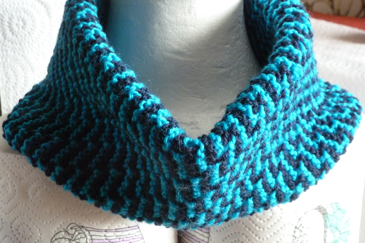 Loop mit Treppenmuster ,gestrickt