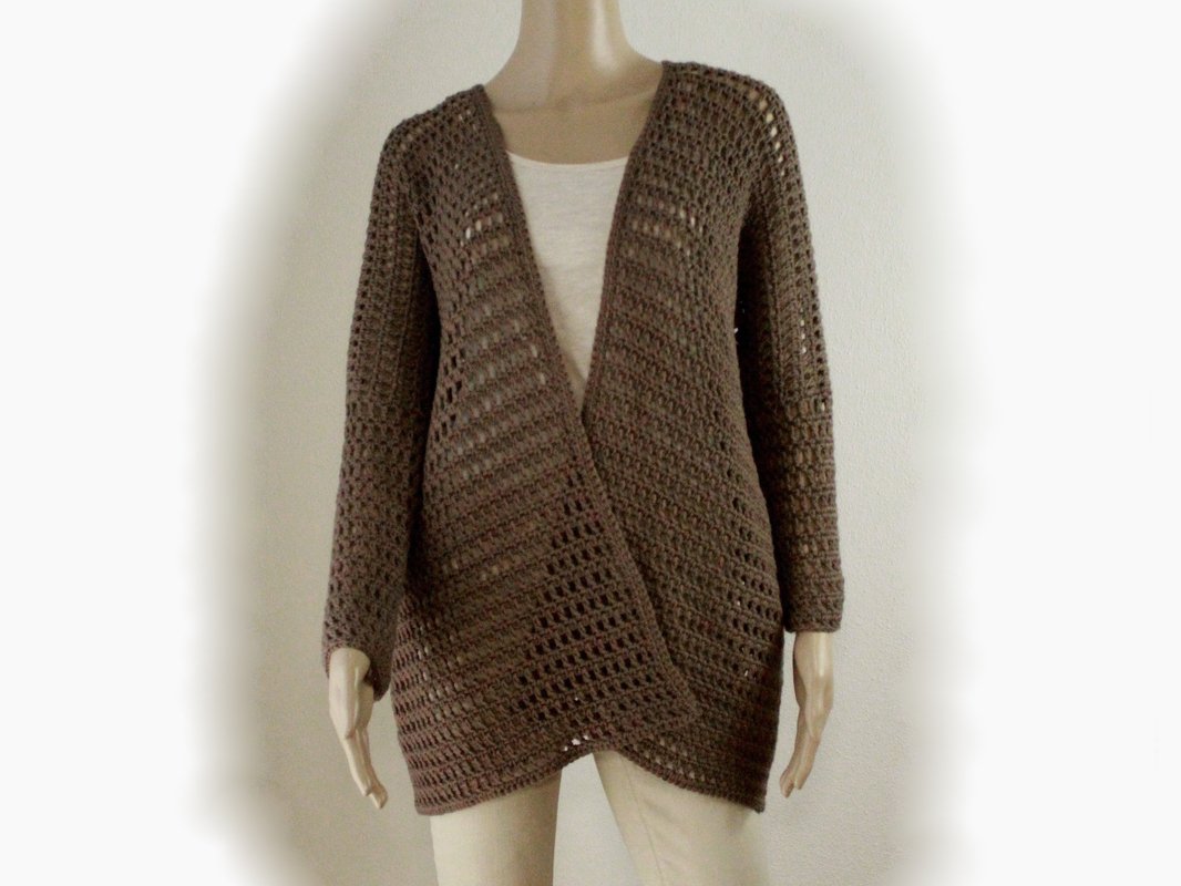 Gehäkelte dunkelbraune Damenjacke mit Lochmuster, offen getragen