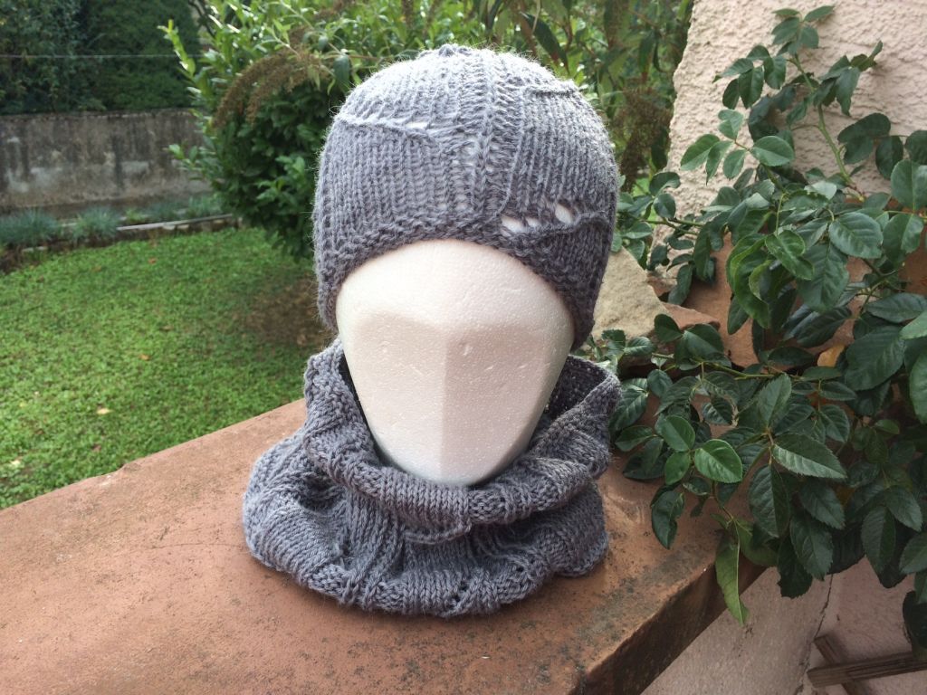 Graues gestricktes Damen-Set mit Mütze und Loop auf Schaumkopf