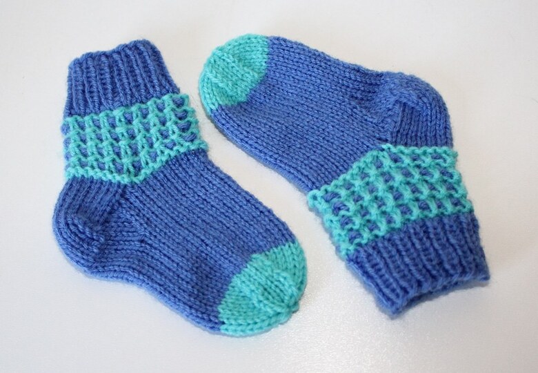 Strickanleitung Baby-Söckchen, Sohlenlänge ca. 11/12 cm, Wabenmuster