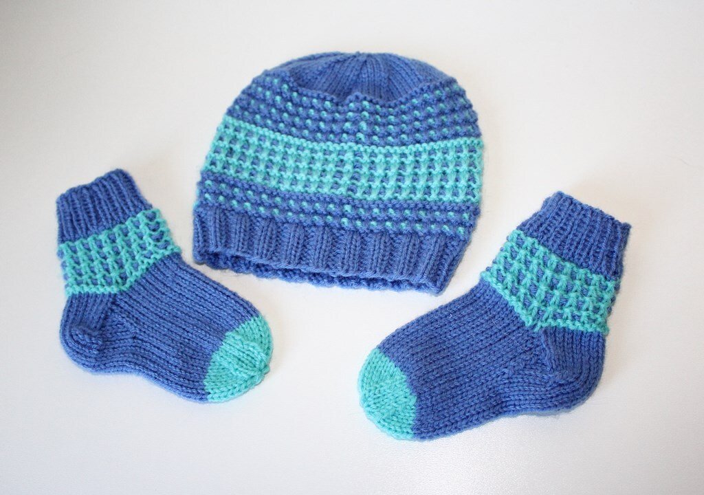 Strickanleitung Baby-Set, Baby-Mütze + Baby-Söckchen, ca. 2 - 7 Monate 