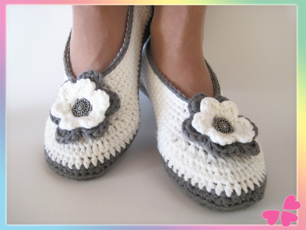 Weiß-graue gehäkelte Damenhausschuhe mit Blumenapplikation und Zierknopf