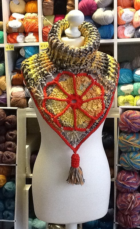 Dreieckiger Kragenschal mit rundem Zierelement, kontrastfarbener Kante und Quaste auf Schaufensterpuppe