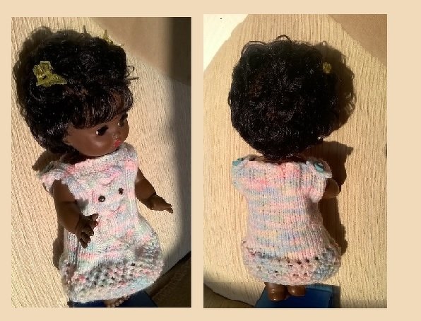 Puppe mit gestricktem Puppenkleid in Pastellfarben, Vorder- und Rückansicht