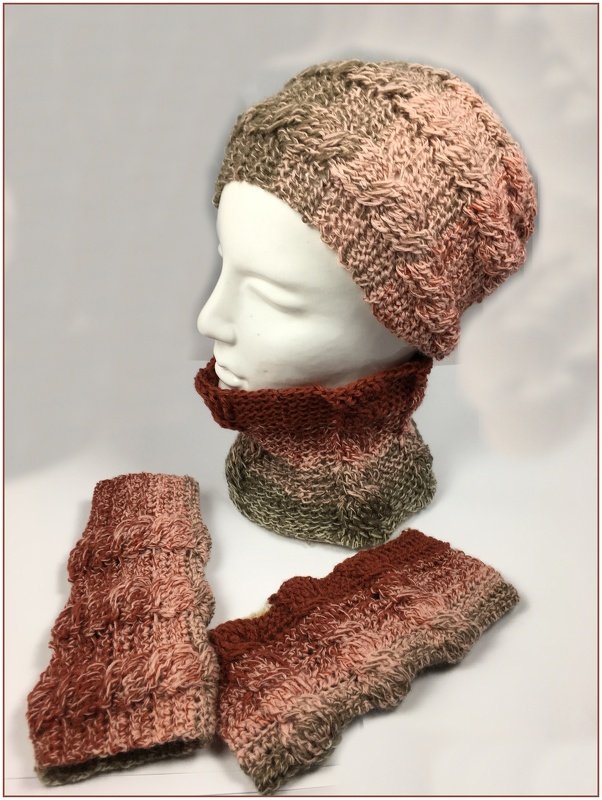 Gehäkeltes Damen-Set mit Mütze, Loop und Armstulpen auf Schaufensterkopf