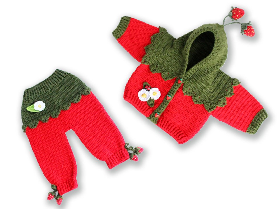 Gehäkeltes rot-grünes Babyset bestehend aus Kapuzenjacke mit Erdbeer-Applikationen und passender Hose