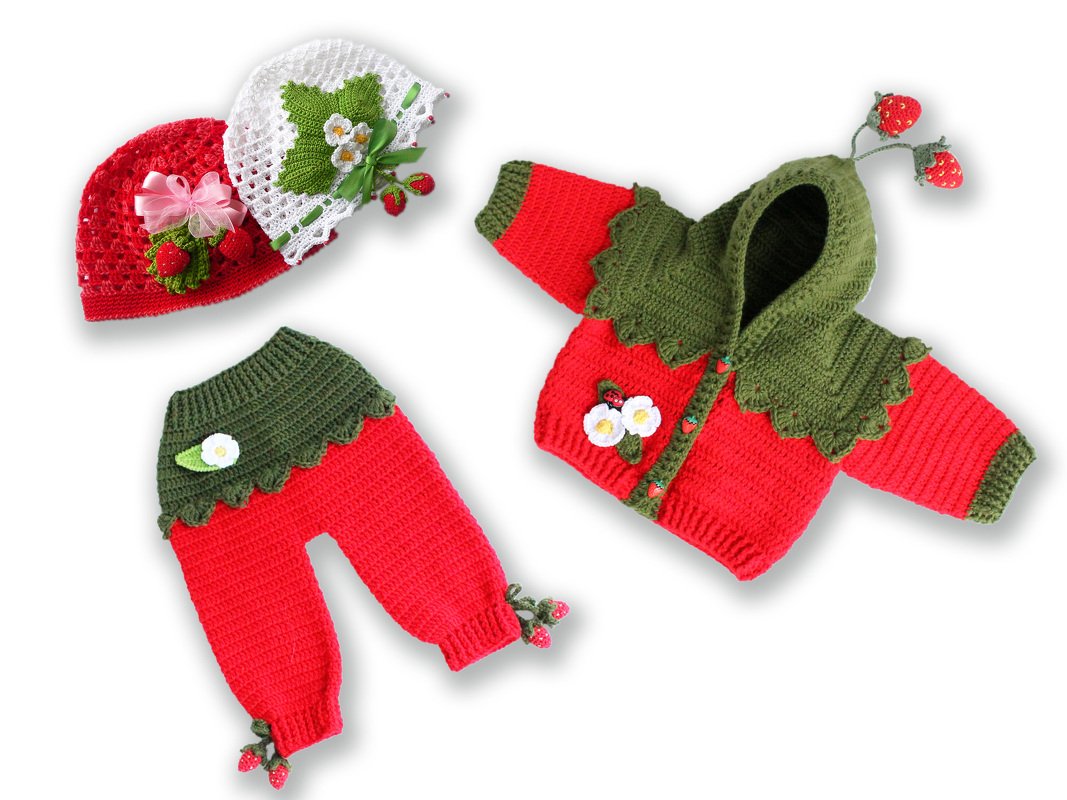 Gehäkeltes Baby-Outfit in Rot und Grün mit Erdbeermotiven: Kapuzenjacke, Hose und zwei Mützen.