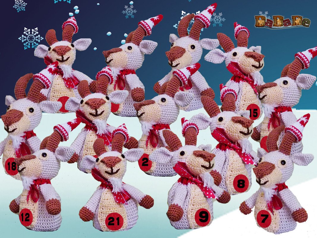 Gruppe gehäkelter Rentier-Figuren mit roten Schals und Zahlen auf den Bäuchen vor einem winterlichen Hintergrund.
